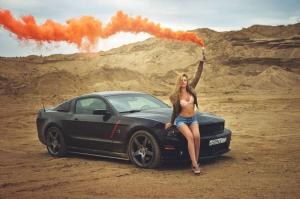 Очаровательная блондинка и Ford Mustang