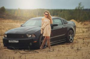 Очаровательная блондинка и Ford Mustang