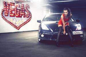 Сексуальная красотка на фоне 2-х Toyota Celica