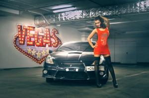 Сексуальная красотка на фоне 2-х Toyota Celica