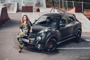 Милая девушка и ее верный конь Nissan Juke