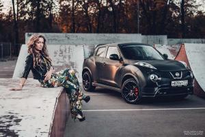 Милая девушка и ее верный конь Nissan Juke