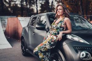 Милая девушка и ее верный конь Nissan Juke