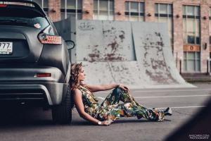 Милая девушка и ее верный конь Nissan Juke