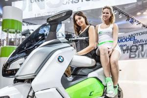 Девушки на мотошоу EICMA 2013