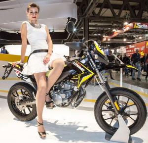 Девушки на мотошоу EICMA 2013