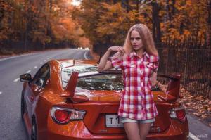 Милая блондинка на безлюдной дороге