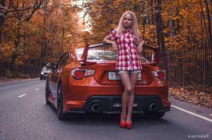 Милая блондинка на безлюдной дороге