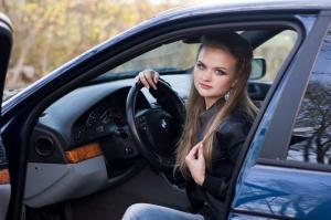 Милая брюнетка рядом с BMW