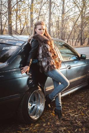 Милая брюнетка рядом с BMW