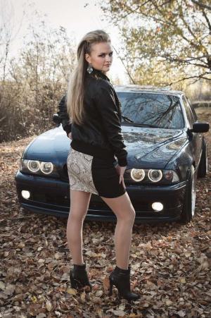 Милая брюнетка рядом с BMW