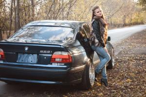 Милая брюнетка рядом с BMW