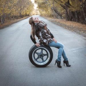 Милая брюнетка рядом с BMW