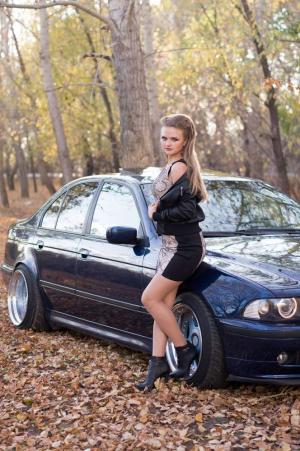 Милая брюнетка рядом с BMW