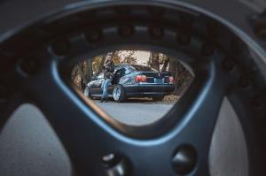 Милая брюнетка рядом с BMW