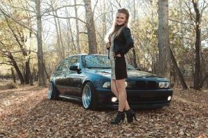 Милая брюнетка рядом с BMW