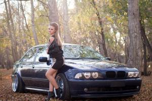 Милая брюнетка рядом с BMW