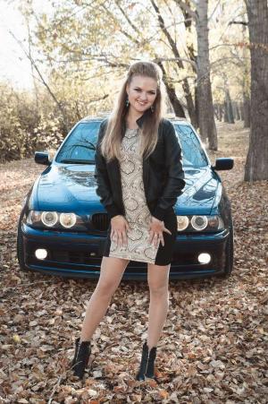 Милая брюнетка рядом с BMW