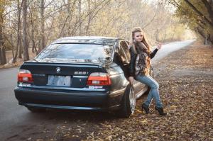 Милая брюнетка рядом с BMW