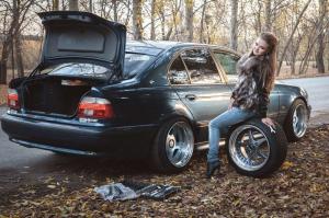 Милая брюнетка рядом с BMW