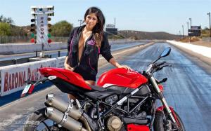 Фотосессия Ducati Streetfighter с Таней