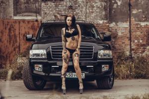 Роковая красотка и Infiniti