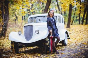 Шикарные девушки близ допотопного автомобиля )