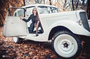 Шикарные девушки близ допотопного автомобиля )
