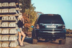 Хорошенькая блондинка и Mercedes-Benz