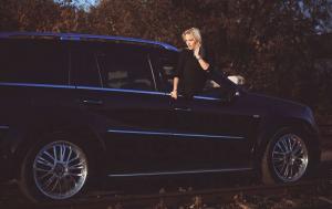 Хорошенькая блондинка и Mercedes-Benz