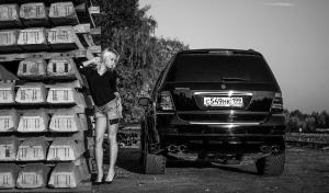 Хорошенькая блондинка и Mercedes-Benz