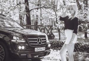 Хорошенькая блондинка и Mercedes-Benz