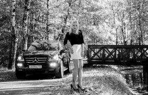 Хорошенькая блондинка и Mercedes-Benz