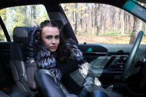 Милая девушка и BMW