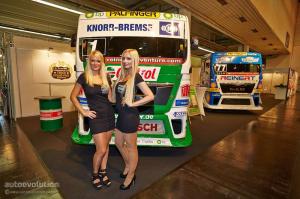 Девушки с автосалона Essen 2014
