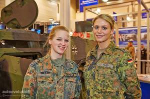 Девушки с автосалона Essen 2014