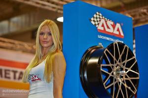 Девушки с автосалона Essen 2014