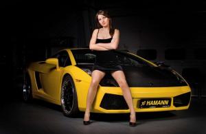 Шикарная брюнетка в гараже с Lamborghini