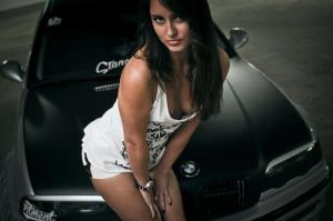 Немноголюдная парковка и любительница BMW