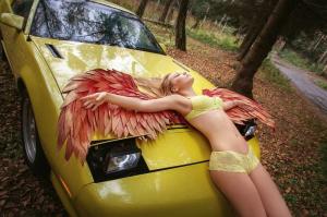 Ангел и желтый Pontiac