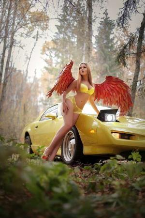 Ангел и желтый Pontiac