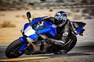 Спортбайк Yamaha YZF-R1 2015 года