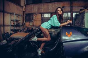 Девчонки устроили беспорядок в гараже