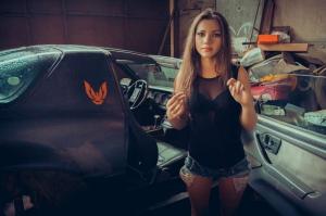 Девчонки устроили беспорядок в гараже