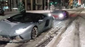 Отчаянные любители скорости не останавливаются на достигнутом и устроили заезды по заснеженному Токио