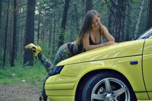 Милая брюнеточка в лесу