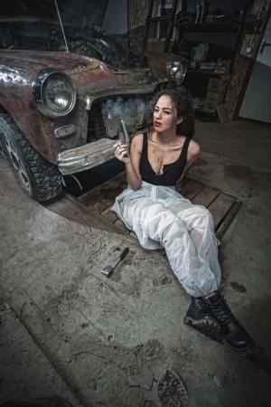 В мастерской...
