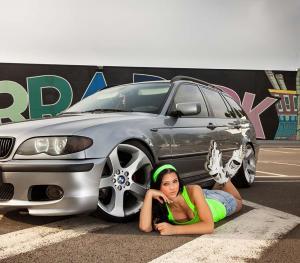 Спортивная девушка и BMW