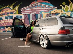 Спортивная девушка и BMW