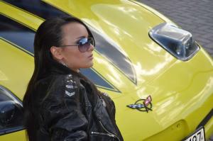 Милая леди и Chevrolet Corvette